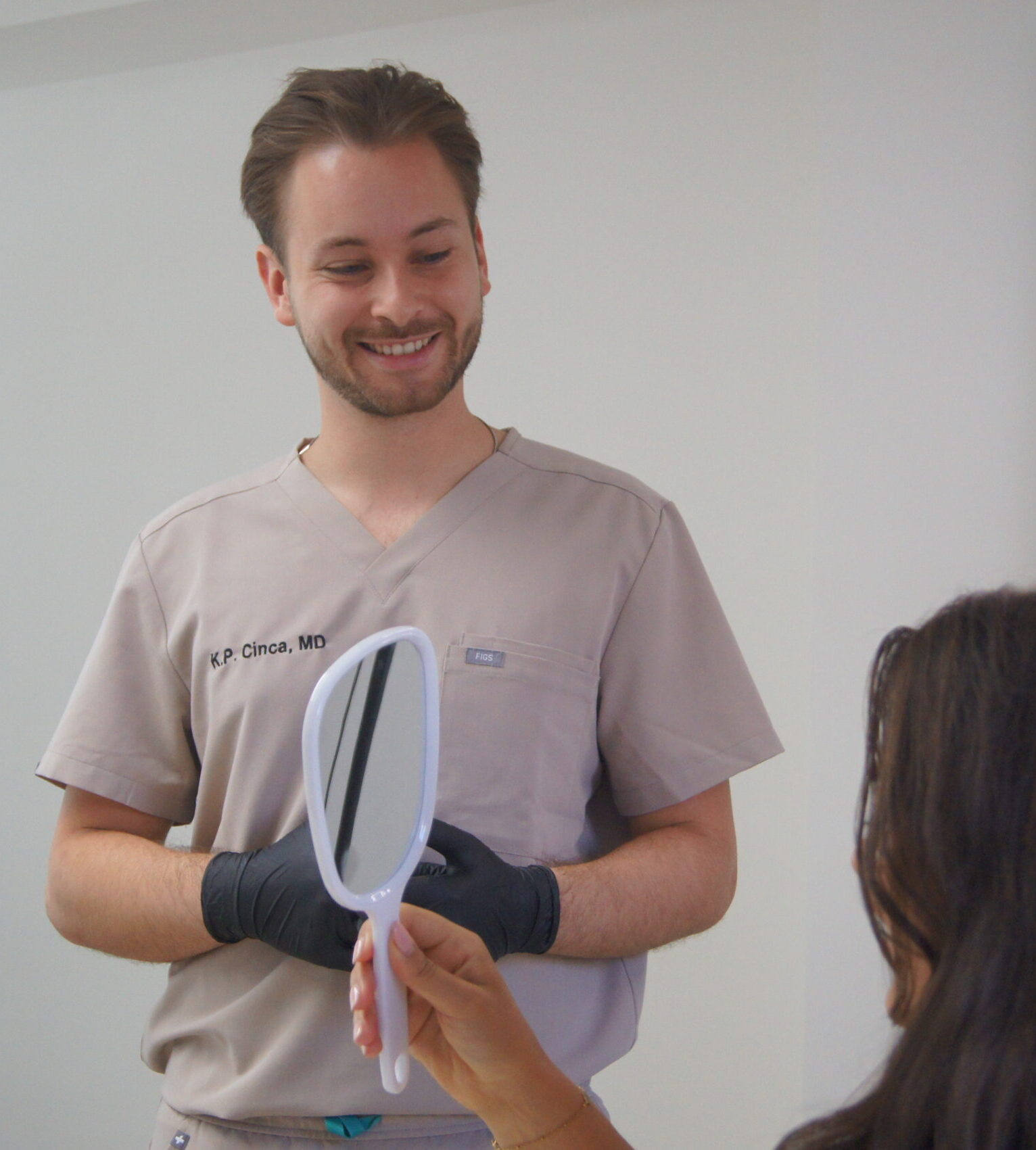 Big-geregistreerde arts van Refined kijkt vrolijk naar een cliënt