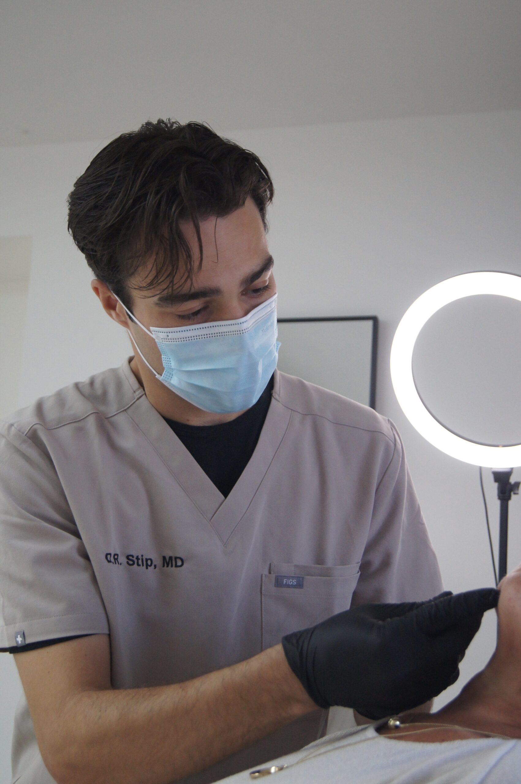 Dokter Stip van Refined by CS bereidt een Botox-behandeling voor